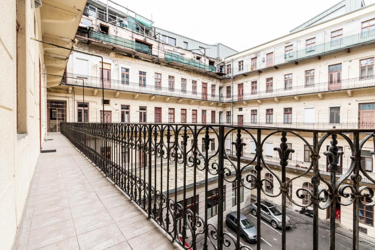 Castle Downtown Apartment Budapeste Exterior foto